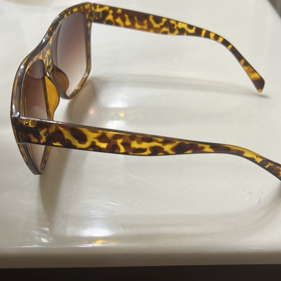 Animal Print Oversized Sunglasses - Picture 2 of 4